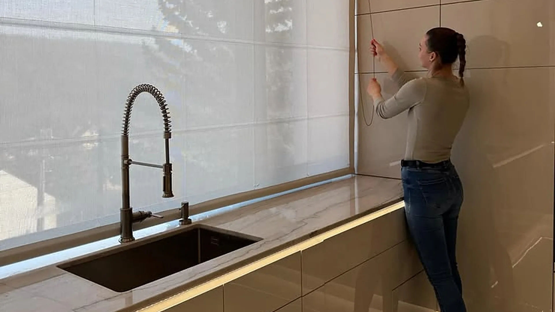 Persiana rolô tela solar instalada sobre a pia da cozinha